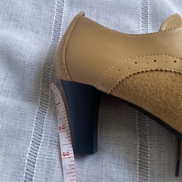 Boston Design Studio tan Oxford heels. - Picture 10 of 10